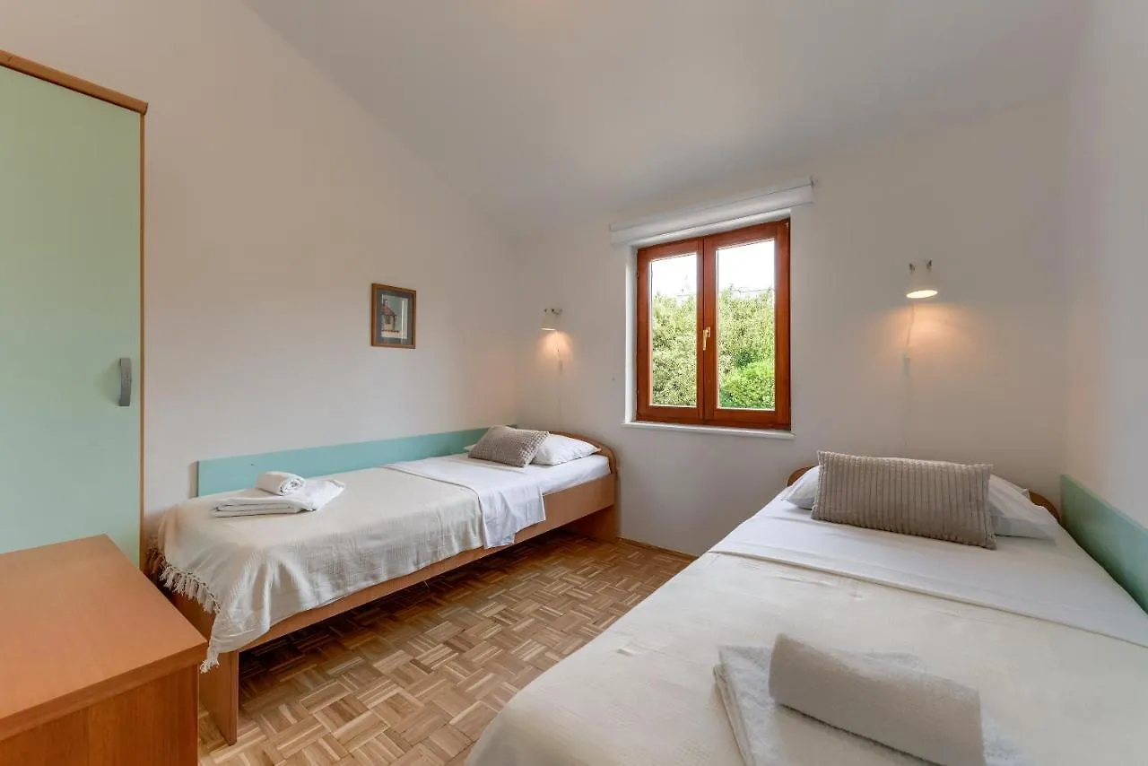 Apartments Andi Petrčane Kroatien