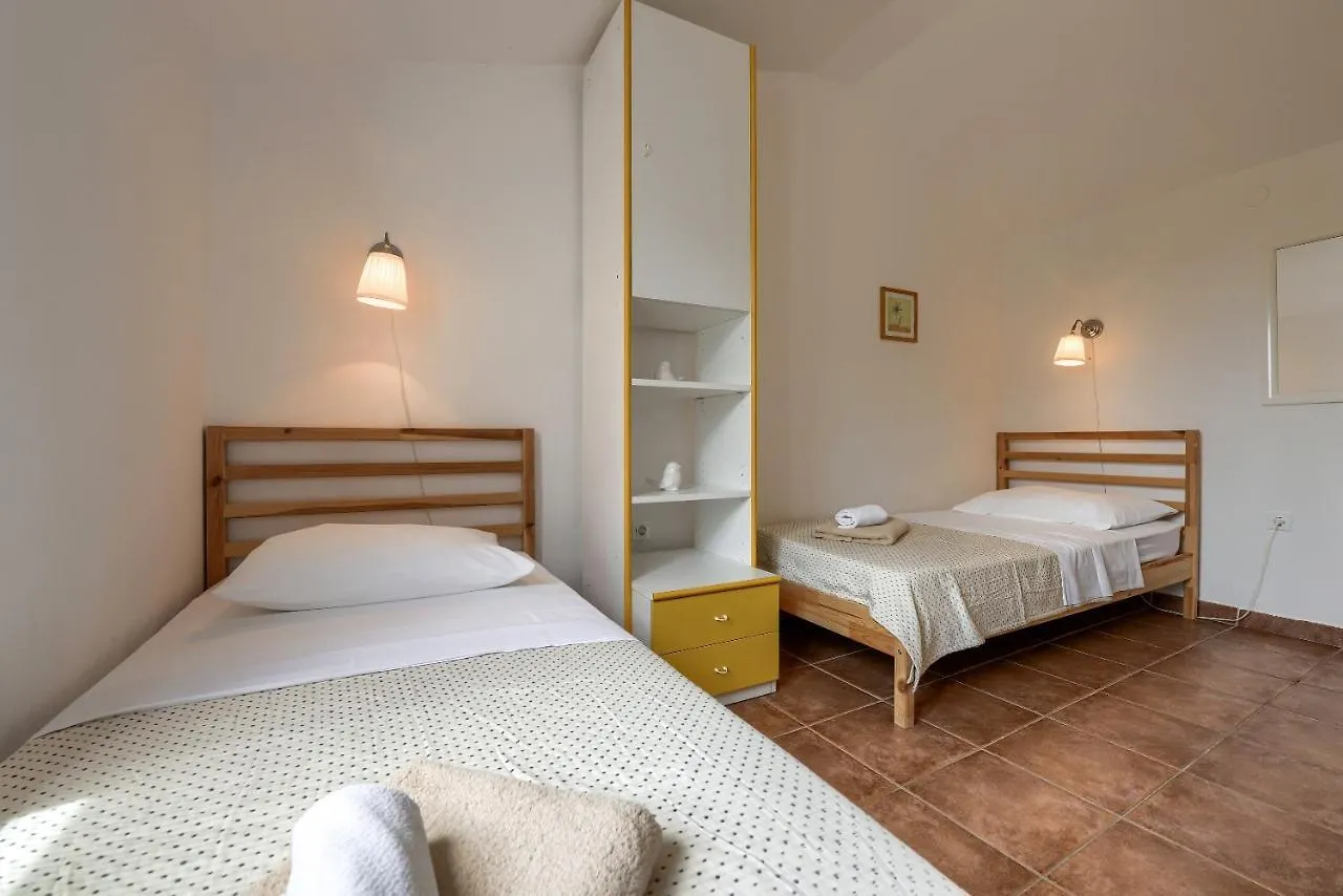 Apartments Andi Petrčane