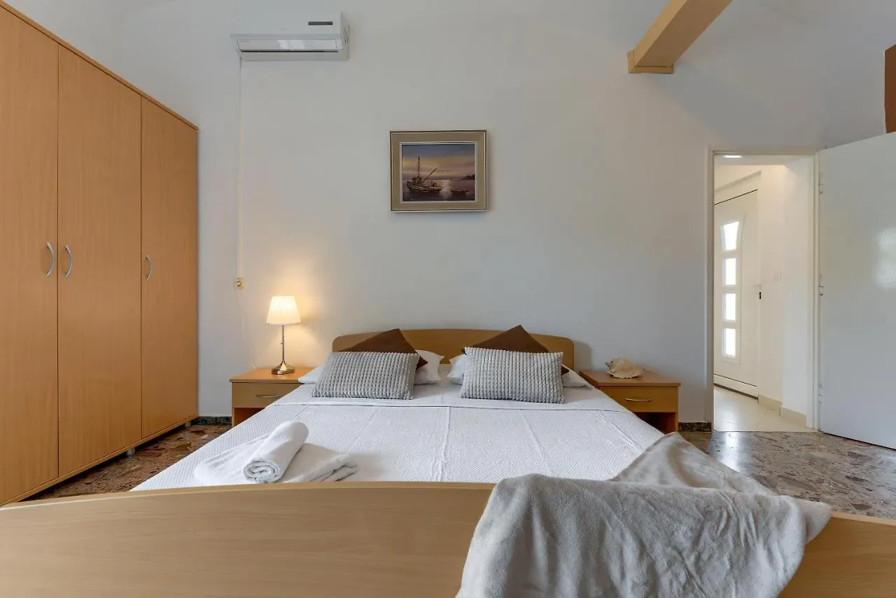 Apartments Andi Petrčane Kroatien