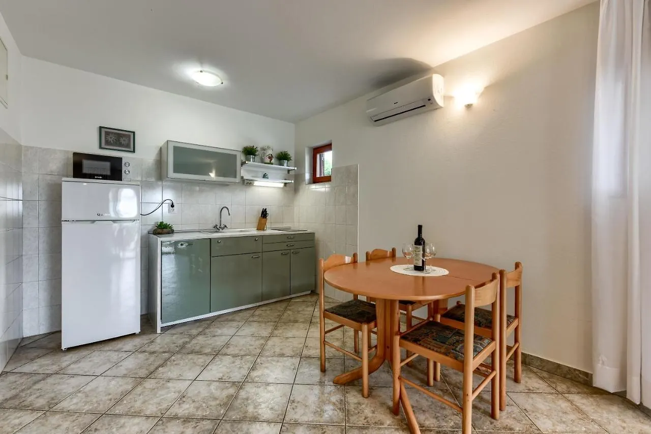 Apartments Andi Petrčane
